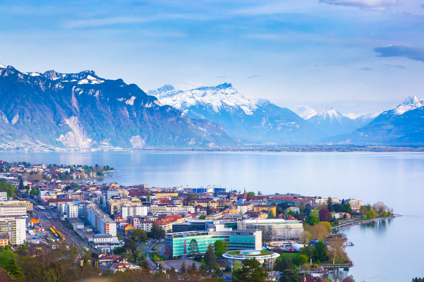 Avis juridique sur l’expatriation en Suisse : pourquoi rentiers et entrepreneurs s’intéressent à la Confédération ?