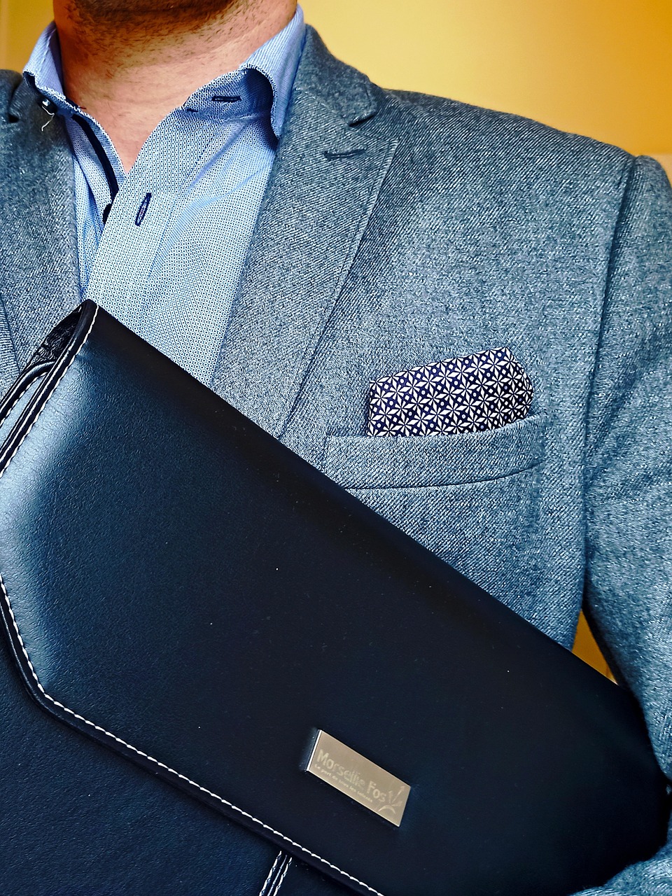 découvrez tout ce qu'il faut savoir sur le contrat de travail : définitions, types, droits et obligations des employés et employeurs, ainsi que des conseils pratiques pour élaborer un contrat solide et conforme à la législation.